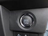 電子カードキーをポケットやバッグの中に入れておいたままでも、ブレーキを踏みながらボタンを押すだけで、スマートにエンジンスタートできます♪
