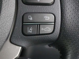 レーダークルーズコントロール(全車速追従機能付)が装備されています。高速道路で定速走行だけでなく、0km/hから約100km/hの広い範囲で先行車との車間距離を適切に保ちながら追従走行ができます。