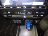 オートエアコン付きなので一度、気温を設定すれば自動的に過ごし易い温度に調整してくれますよ。 車内をいつでも快適空間にしてくれます。