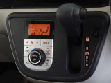 車内を快適に、オートエアコンを装備しています。