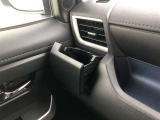 運転席用・助手席用と2つのカップホルダーを装備しています。ドリンクだけでなく、色々な小物の置き場所としても大変便利です。