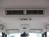 リヤシーリングファンがついていますので、後席の方も快適に過ごせますね^^