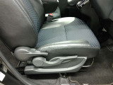 運転席です。座席の上下もできるシートアジャスター付きです。