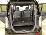リアシートを倒せば広々荷室の出来上がり♪アレンジ次第でさまざまな荷物が積み込めますよ。