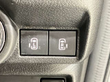 運転席側から両側電動スライドドアの開閉がスイッチ1つでできます