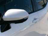 ターンランプ付きドアミラーはデザインだけでなく、他のドライバーや周囲の歩行者にもわかり易く視認性も十分な装備です。