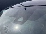 フロントガラスの上部には衝突軽減ブレーキの装置も付いており、より安全に運転を楽しんでいただくことができます。