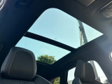 パノラミックサンルーフ リアシート頭上まで広がるガラスルーフ。前半分は開閉可能で明るさと開放感をもたらします! 電動メッシュシェード付きで室内を快適に保ちます。