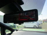インテリジェントルームミラー カメラで捕らえた映像が映りますので車内の荷物や人も後ろの視界を遮りません。通常のルームミラーとしても使えます。