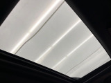 【サンルーフ】開放感たっぷりの希少装備、サンルーフが装着されています!車内に明かりを取り入れたり景色を楽しむ以外にも、車内の空気も簡単に換気できて快適です!