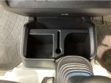 運転席と助手席の間にはドリンクホルダーが付いています。ちょうど手の届く所にありますので、とっても便利です♪