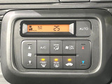 【オートエアコン】一度お好みの温度に設定すれば、車内の温度を検知し風量や温度を自動で調整。暑い&hellip;寒い&hellip;と何度もスイッチ操作をする必要はありません。快適な車内空間には必須の機能ですね♪