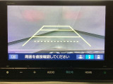 【バックカメラ】運転が苦手な方も車庫入れラクラクです!ギアをリバースに入れれば自動的に切り換わりますので、面倒な操作は不要です♪狭い駐車場もお車を傷つけず安心ですね!