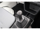 シフト操作がしやすく快適なドライブをお楽しみいただけます。