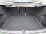 奥行きがあるトランクルーム。トランクスルー機能もしっかりと装備しています。