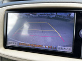 車庫入れや縦列駐車をサポート!苦手な駐車も安心なバックモニターを装備☆予測進路線も表示されるので、ラクラク駐車できます。