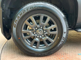【純正18インチアルミホイール】外観にマッチした純正アルミホイールを装着しております。各種社外アルミホイールや、スタッドレスタイヤも取扱いしております。是非ご相談ください♪