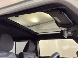 【スカイフィールトップ】フロントガラスやサイドウインドウの景色と一体になり開放感タップリです。直射日光は内側に有るサンシェードで防ぎます!