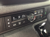 【フルオートエアコン】暑い季節に車内を冷やすだけでなく、除湿機能によりガラスのくもり防止にもなります!温度を設定すればあとはエアコンにお任せです