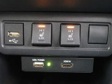 快適温熱シート(運転席・助手席)が装備されています。負担のかかりやすい肩や腰、冷えやすい下肢を効果的に温めてくれます。