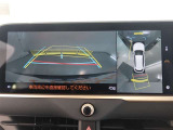 パノラミックビューモニター付きです。車両を上から見たような映像をディスプレイオーディオ画面に表示。運転席からの目視だけでは見にくい、車両周辺の状況をリアルタイムでしっかり確認できます。