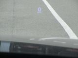 運転視界の遠方上方に虚像を投影することで前を見ながら情報の視認ができます。本当にドライバーが必要な情報を適切に伝え、楽しんで頂くことを考えた新世代装備です。※虚像は2.6m前方に浮かぶイメージです。