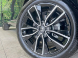 【純正18インチアルミホイール】外観にマッチした純正アルミホイールを装着しております。各種社外アルミホイールや、スタッドレスタイヤも取扱いしております。是非ご相談くださ