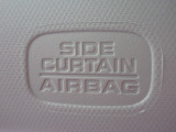 サイドカーテンエアバックシステムは、側面衝突時に大人から子供までさまざまな体格の乗員の頭部や頚部を広範囲で保護。特にセンターピラーへの頭部衝突を防ぐ展開性能を実現しています。
