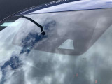 フロントガラスの上部には衝突軽減ブレーキの装置も付いており、より安全に運転を楽しんでいただくことができます。