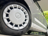【純正オプション○○インチアルミホイール】純正オプションホイールを装着。走行性能の向上に加え、外観もよりスタイリッシュになっています。