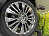【純正19インチアルミホイール】外観にマッチした純正アルミホイールを装着しております。各種社外アルミホイールや、スタッドレスタイヤも取扱いしております。是非ご相談ください♪