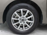 社外品のアルミホイールが装着されています。タイヤサイズ185/65R15