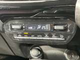 【オートエアコン】一度お好みの温度に設定すれば、車内の温度を検知し風量や温度を自動で調整。暑い&hellip;寒い&hellip;と何度もスイッチ操作をする必要はありません。快適な車内空間には必須の機能ですね♪