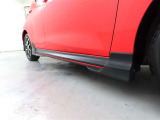 TRD製GRサイドスカートを装着しております。