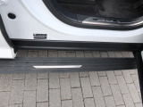 【ディプロイアブルサイドステップ】装着!ドアオープン時にサイドシルの下に格納されているサイドステップが自動的に展開されます。走行時には自動的に格納されますので外観を損なわず装着可能です。