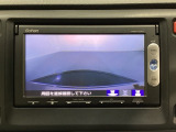 ギヤをR(バック)に入れるとナビの画面に後ろの映像が映るリアカメラ付です。後退時、コンディションが悪い視界でもカラーバックモニターがドライバーをサポートします。