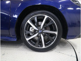 純正18インチアルミホイール装備・タイヤサイズ225/45R18