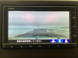 【バックカメラ】運転が苦手な方も車庫入れラクラクです!ギアをリバースに入れれば自動的に切り換わりますので、面倒な操作は不要です♪狭い駐車場もお車を傷つけず安心ですね!