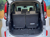 普段のお買い物や通勤、送迎等に十分な荷室スペースを確保しております。セカンドシートを倒すと、大きな荷物の積載も可能です♪