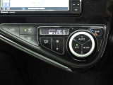 オートエアコンを装備しておりますので、四季を通じて車内を快適な温度に保つことが出来ます!高級感が有りますね!