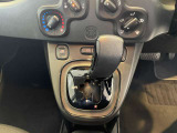 シフトノブもサイドブレーキノブもパソコンのマウスの様です。ATモード付5速シーケンシャルトランスミッション。クラッチが付いています。