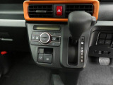 オートエアコン付きです。温度設定をすればお任せで快適な室温にしてくれます。ディスプレイもプッシュボタンも大きめになっているので操作性にも優れています。