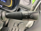 【オートライト】周りの明るさに応じて自動でヘッドライトの点灯・消灯ができる機能です!ライトの付け忘れ・消し忘れなどが無くなり、雨の日や夕方の走行も安心!トンネル通過時も便利ですね♪
