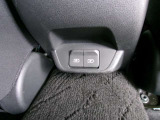 こちらに、後部座席のかたが使えるUSBポートがあります♪