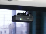 この車にはリアにもドライブレコーダーを装備しております◆映像・音声などを記録する自動車用の装置です。 もしもの事故の際の記録はもちろん、旅行の際の思い出としてドライブの映像を楽しむことができます。