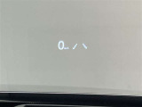 ヘッドアップディスプレイ(HUD)搭載。運転中、前方から視線を落外す必要がなく、安全に情報を把握しながら運転ができる機能です。