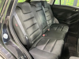 後部座席も気になるようなキズ・汚れやへたり等、大きなダメージはなく、良好な状態です。