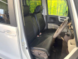 運転席シート廻りは使用感も少なく、良好な状態となっています。前オーナー様が丁寧に使っていたことがよくわかりますね。