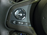 ハンドルにオーディオの操作スイッチが装備されています。視線を前方から外さずハンドルから手を離さずに操作できるのでとっても安全ですね。