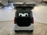 バックドアを上げた状態です。シートのアレンジ次第で荷室のスペースが広くなります!用途に合わせて快適な室内を!